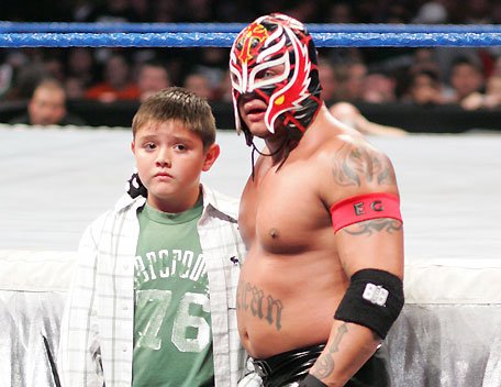 http://www.wrestlingmedia.org/wp-content/uploads/2009/09/Rey-Mysterio-with-his-son.jpg