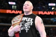Brock-Lesnar-Holding-Championship-Belt